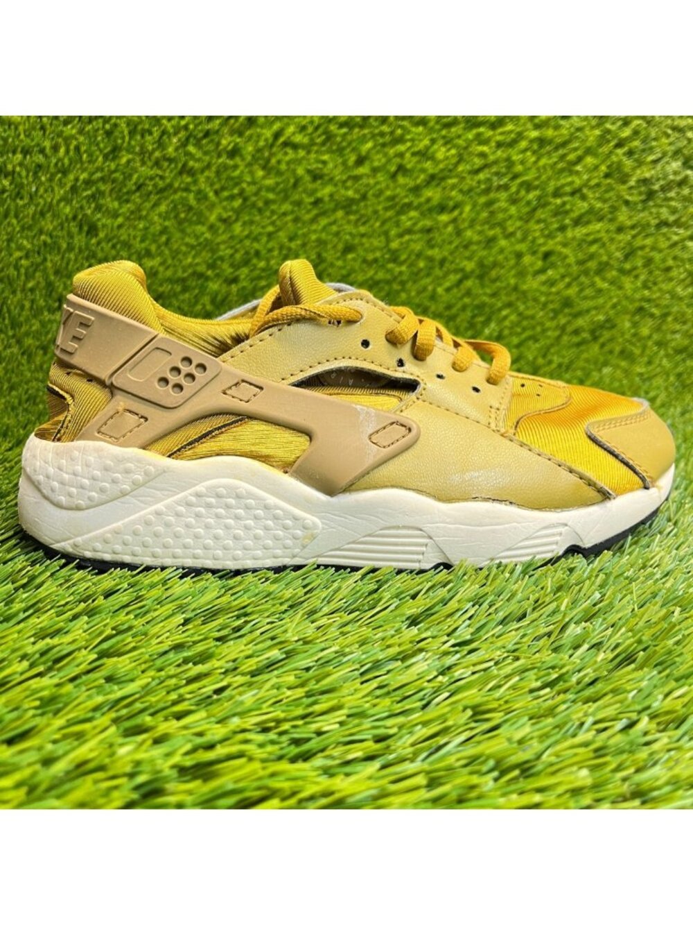 Nike Air Huarache Run Bronzine Womens Size 6 Gold White Running Shoes Sneakers